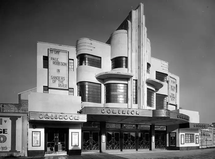 Здание кинотеатра начала 20-го века